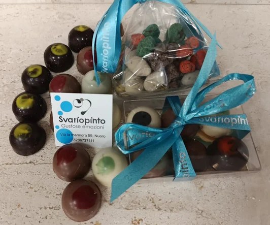 Confezioni regalo di cioccolatini con nastro azzurro preparate a Nuoro