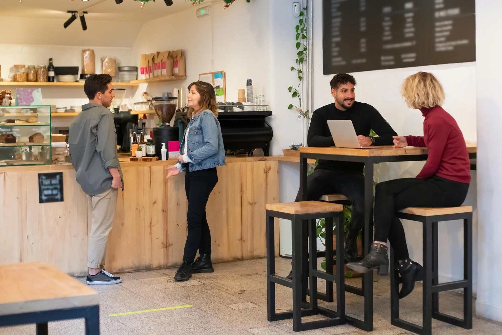 Pausa con caffè e cioccolato condivisa attorno a un banco a Nuoro